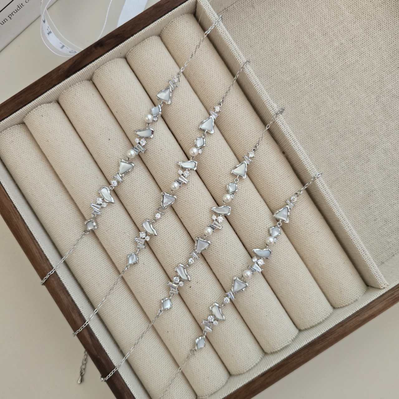 B53 Frozen Pearl Lustre Bracelet