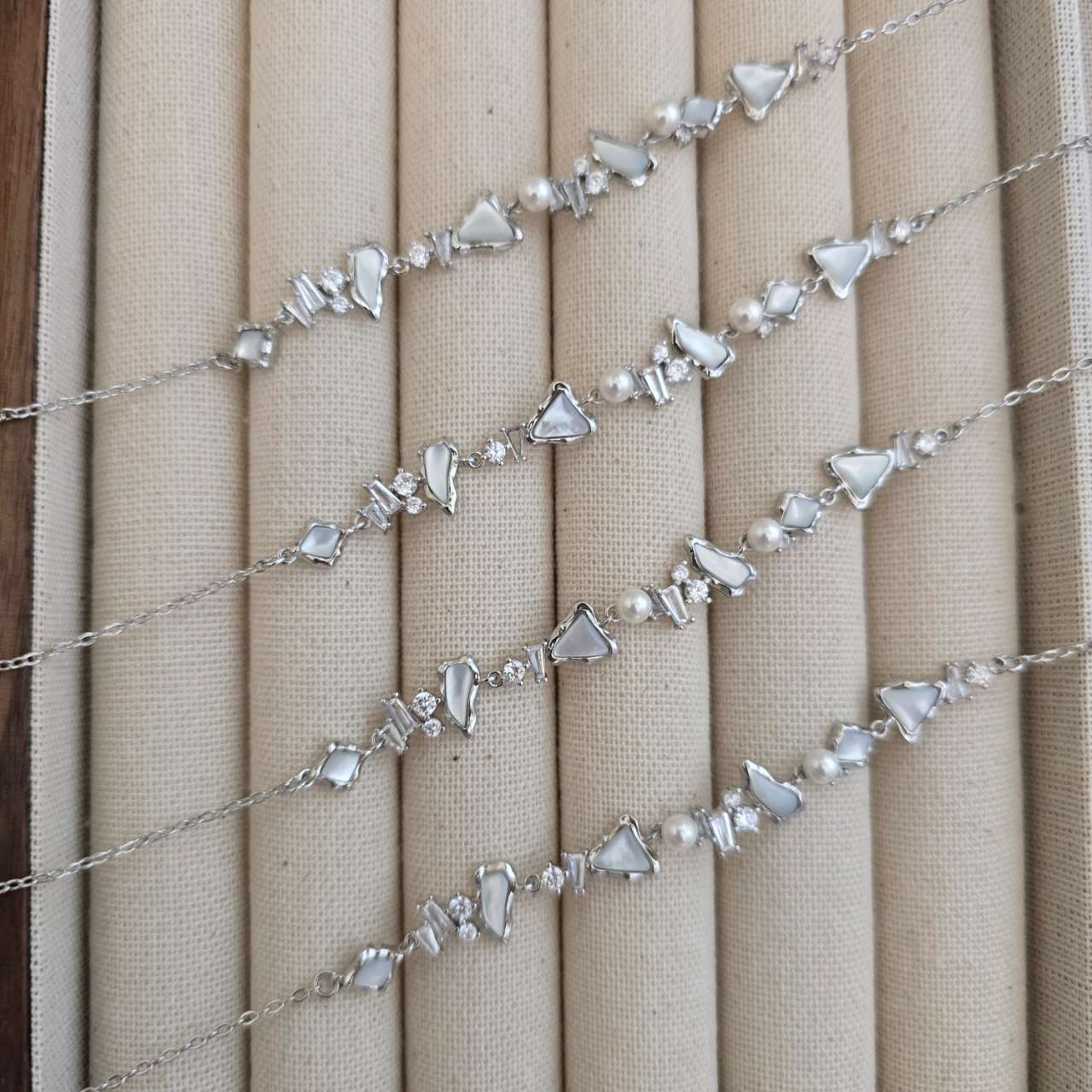 B53 Frozen Pearl Lustre Bracelet