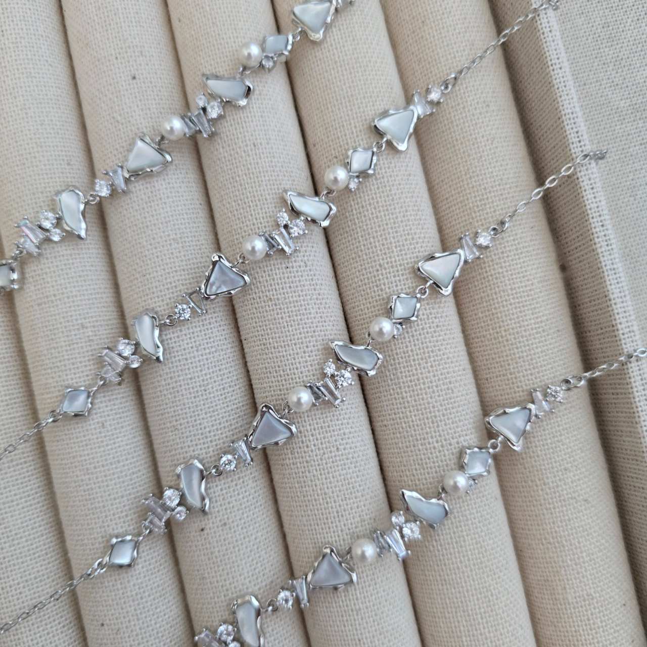 B53 Frozen Pearl Lustre Bracelet