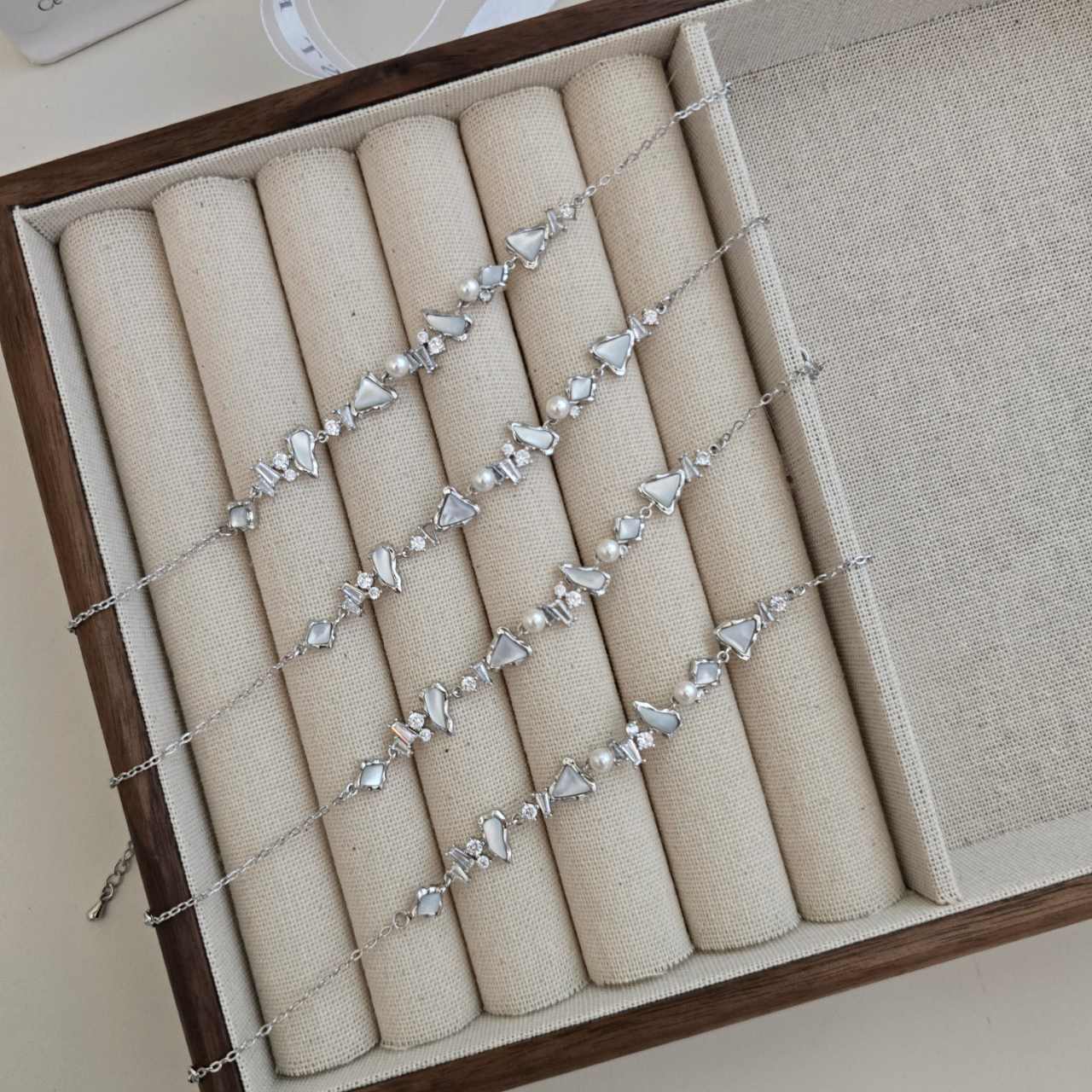 B53 Frozen Pearl Lustre Bracelet
