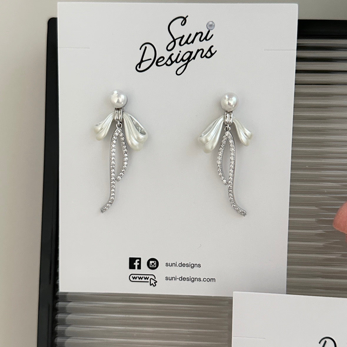 E19 Gentle Ribbon Pearl Earrings