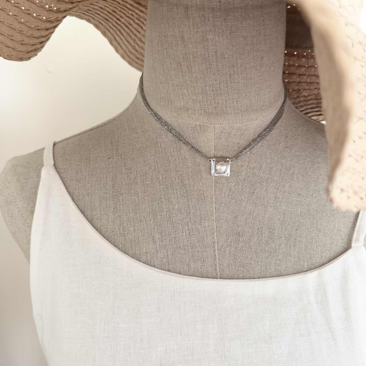 N32 Halo Square Necklace