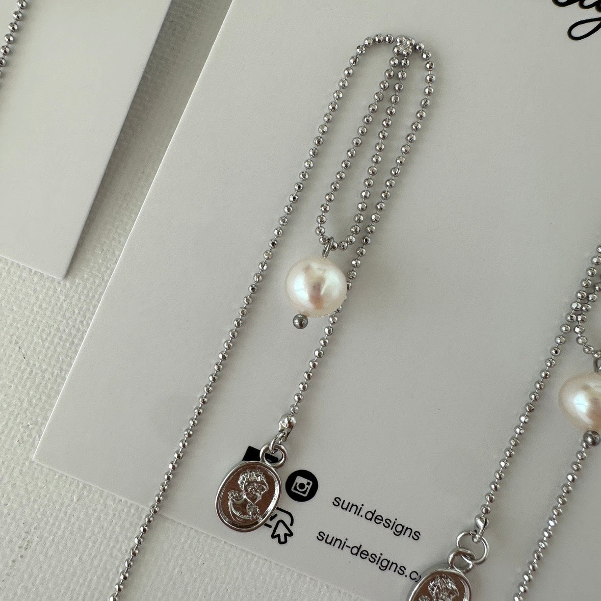 E17 Vintage Queen Portrait Pearl Earring
