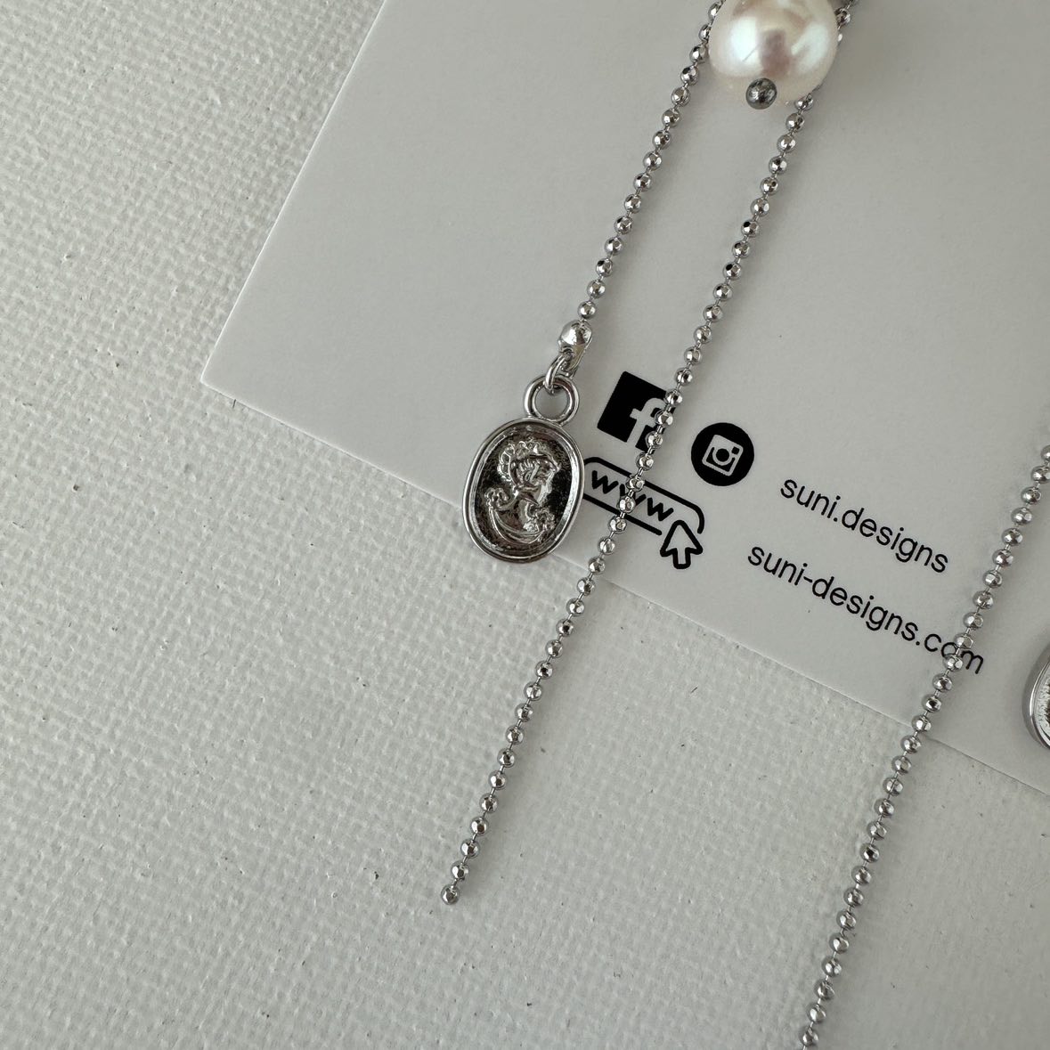 E17 Vintage Queen Portrait Pearl Earring