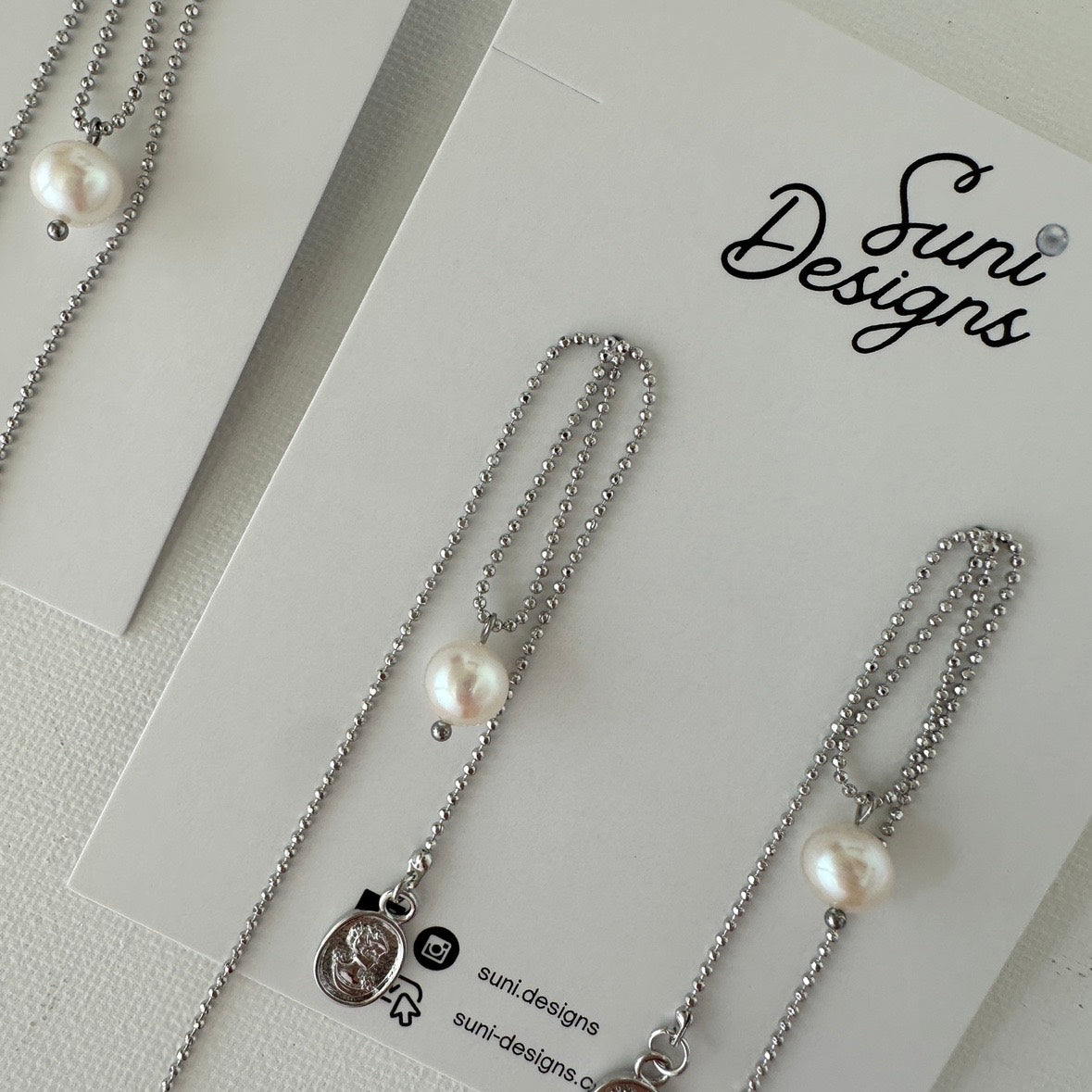 E17 Vintage Queen Portrait Pearl Earring