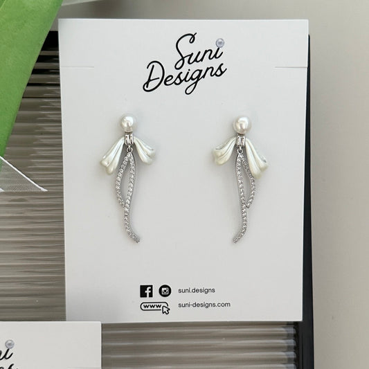 E19 Gentle Ribbon Pearl Earrings